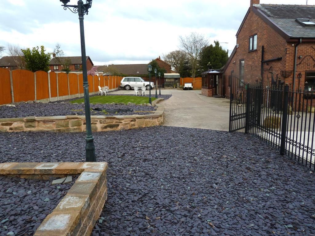 Smithy Lodge Guest House Leyland Exterior photo